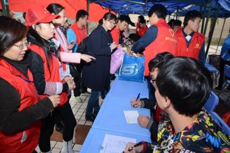 小桔灯“暖心衣橱”捐赠衣物服务活动现场