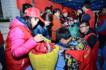 小桔灯“暖心衣橱”捐赠衣物服务活动现场