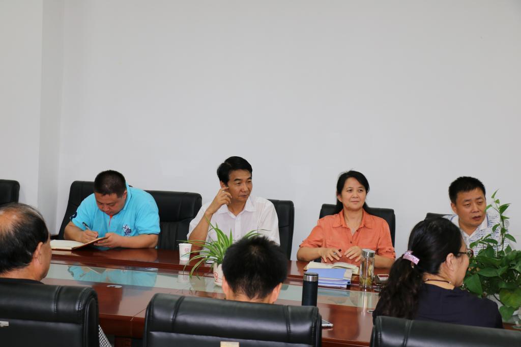 党委书记崔岩与教师亲切交流