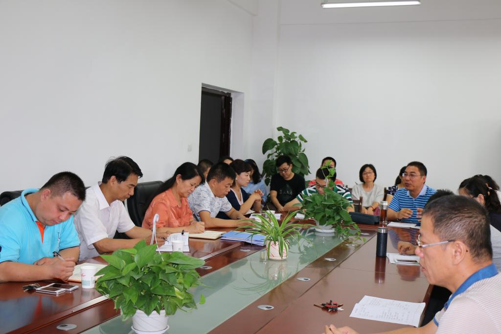 教师们积极发言