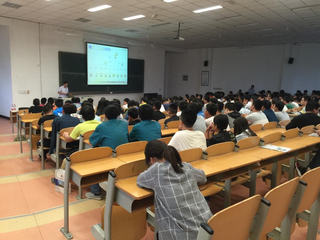 校园专场招聘会现场