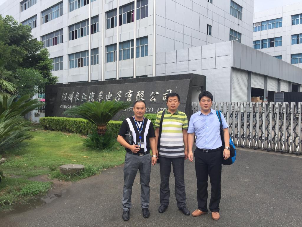 与企业人事主管合影