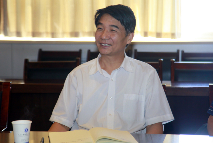 党委书记崔岩与参会教师互动交流