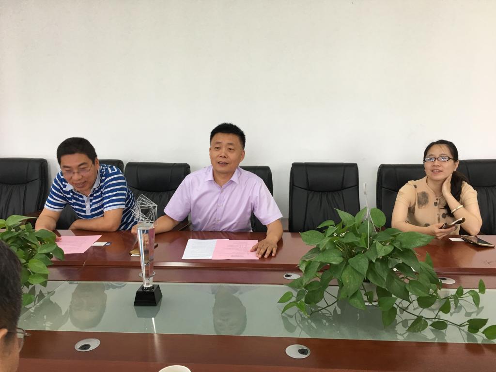 夏东盛院长介绍学院情况