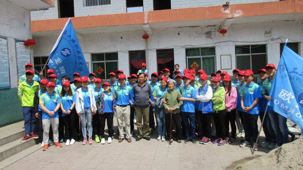 欧姆龙师生与敬老院老人合影