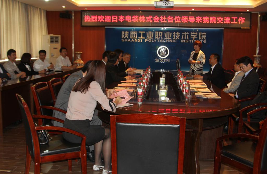 电气工程学院院长卢庆林与来访者座谈