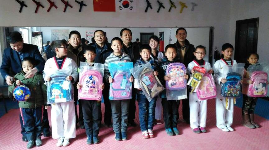 向各位学生捐赠教学用品